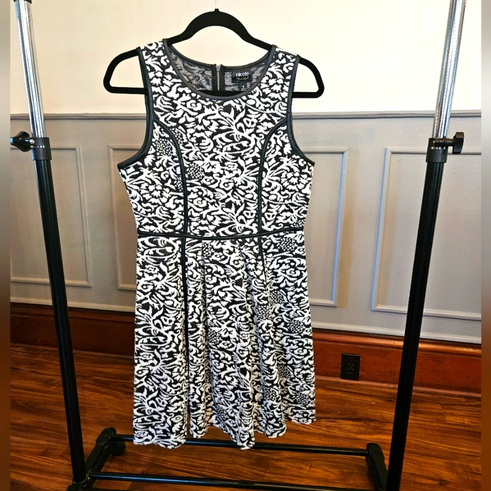 Nicole Miller sleeveless dress blk/wht  floral texture size M